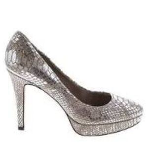 WHITE HOUSE BLACK MARKET Heels size 9M